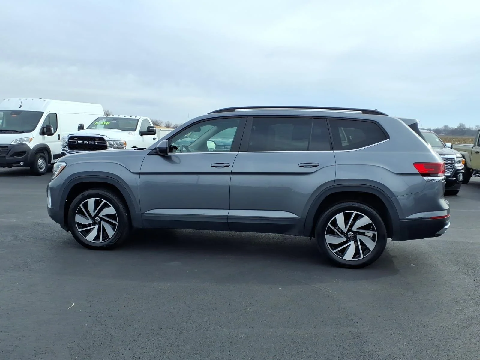 Used 2025 Platinum Gray Metallic Volkswagen 2.0T SE image 14
