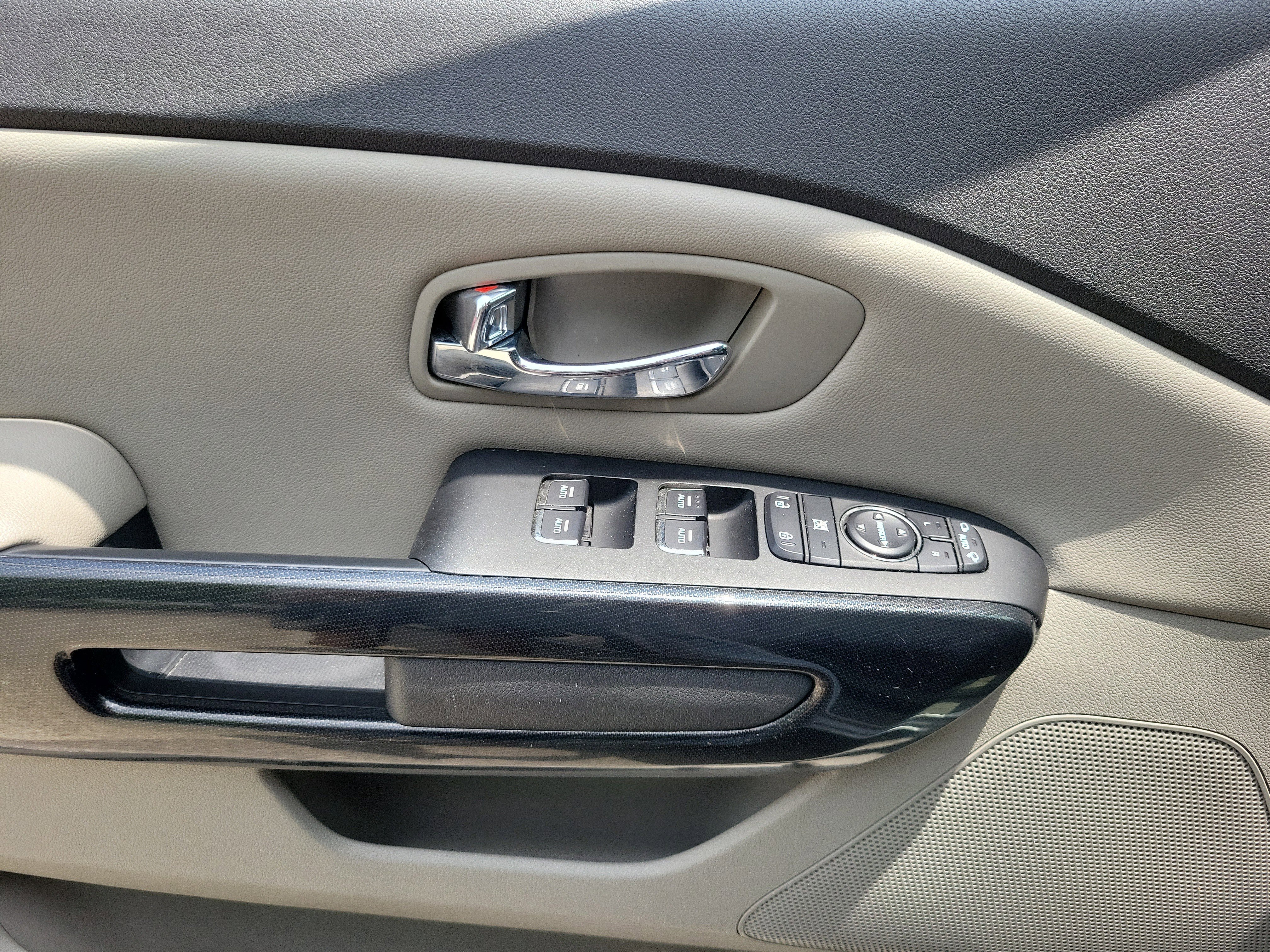 Used 2017 Bright Silver Kia EX image 17