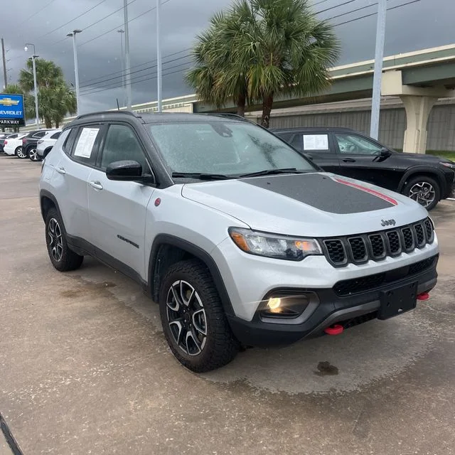 Used 2025 Silver Zynith Metallic Clearcoat Jeep Trailhawk image 7