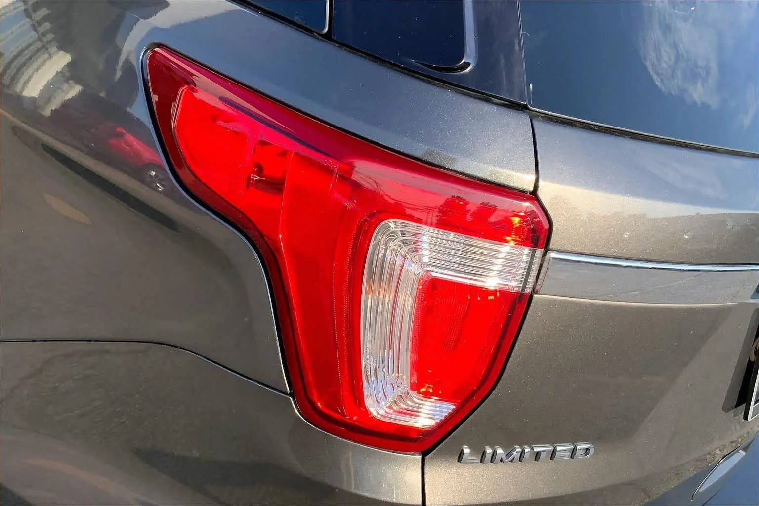 Used 2017 Magnetic Metallic Ford Limited image 24