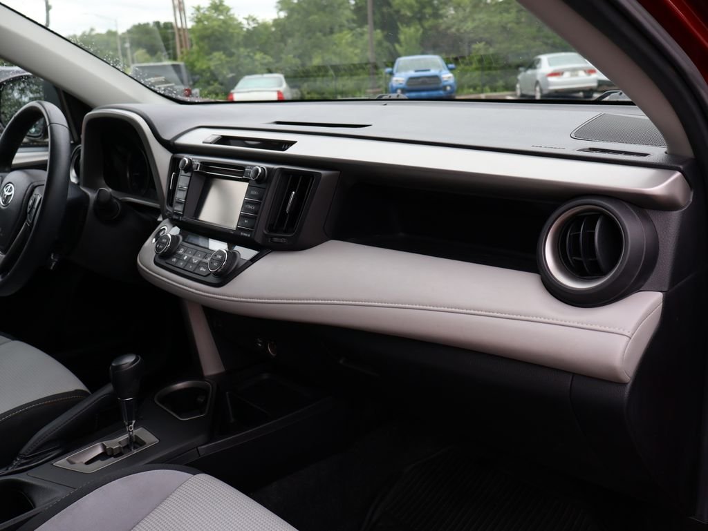 Used 2018 Red Toyota XLE image 9