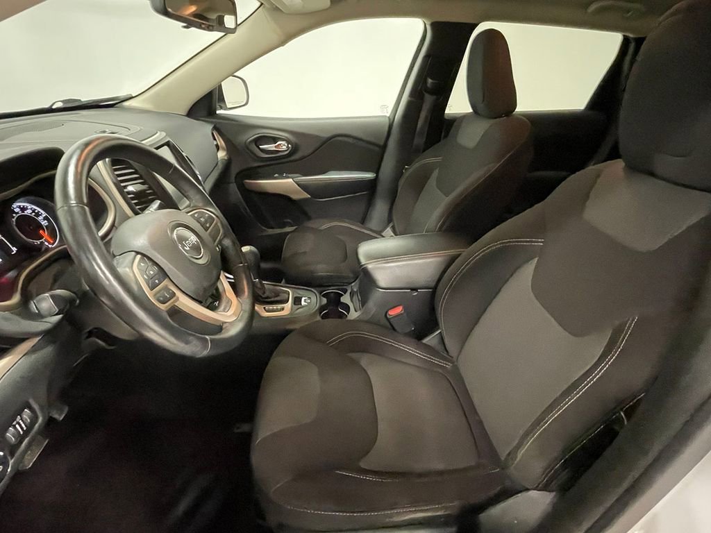 Used 2017 Bright White Clearcoat Jeep Latitude image 3
