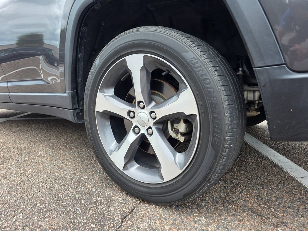 Used 2023  Jeep Limited image 33