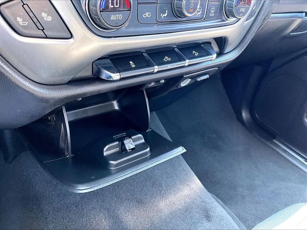 Used 2019 Silver Chevrolet LT image 31