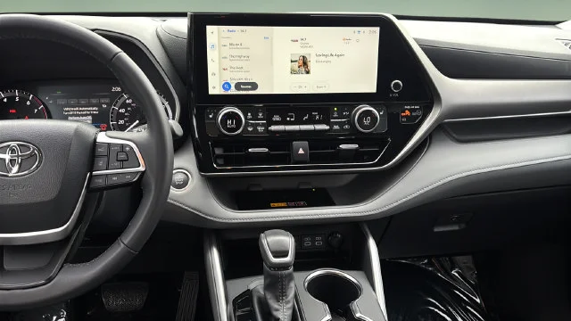 Used 2026 White/off-white Toyota XLE image 11