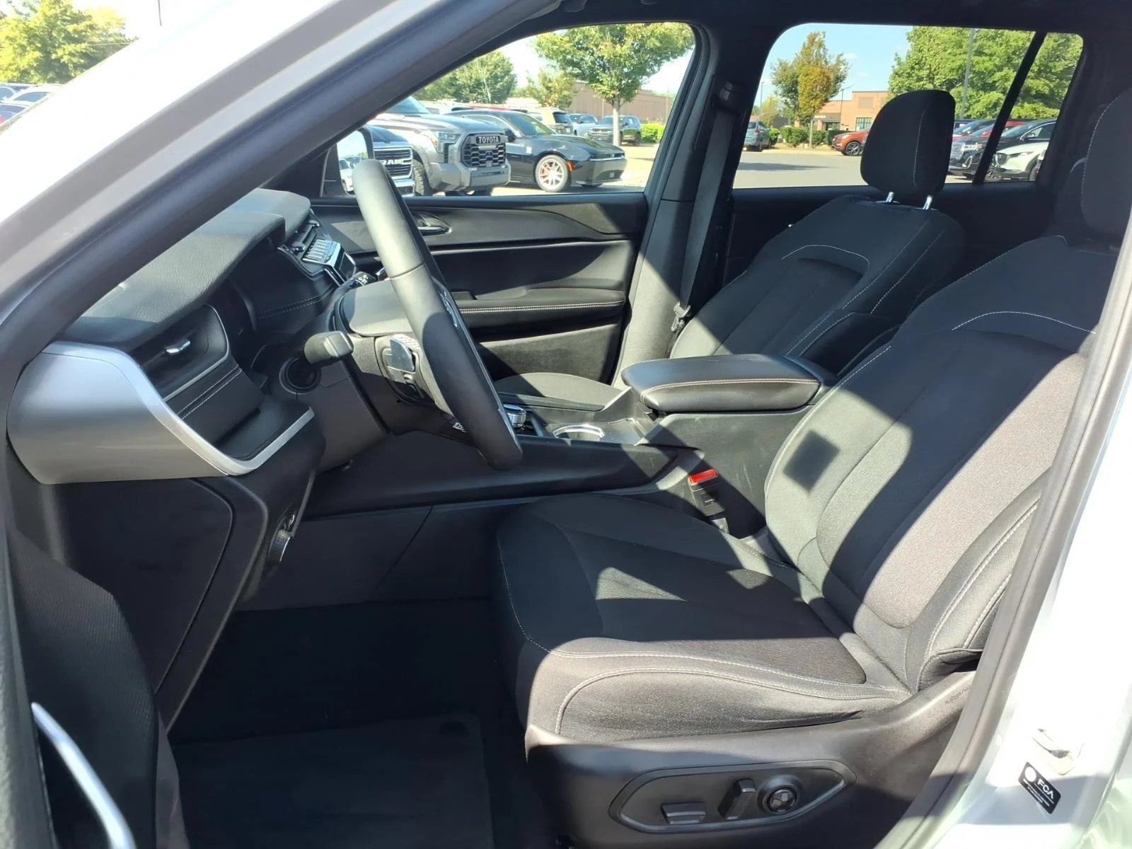 Used 2025 Silver Zynith Jeep Laredo X image 18