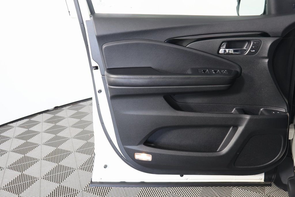 Certified Used 2019 White Diamond Pearl Honda Touring image 12