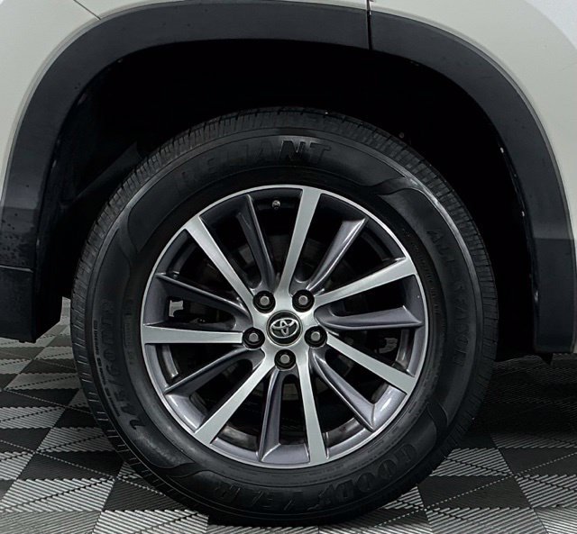 Used 2017 White Toyota XLE image 9