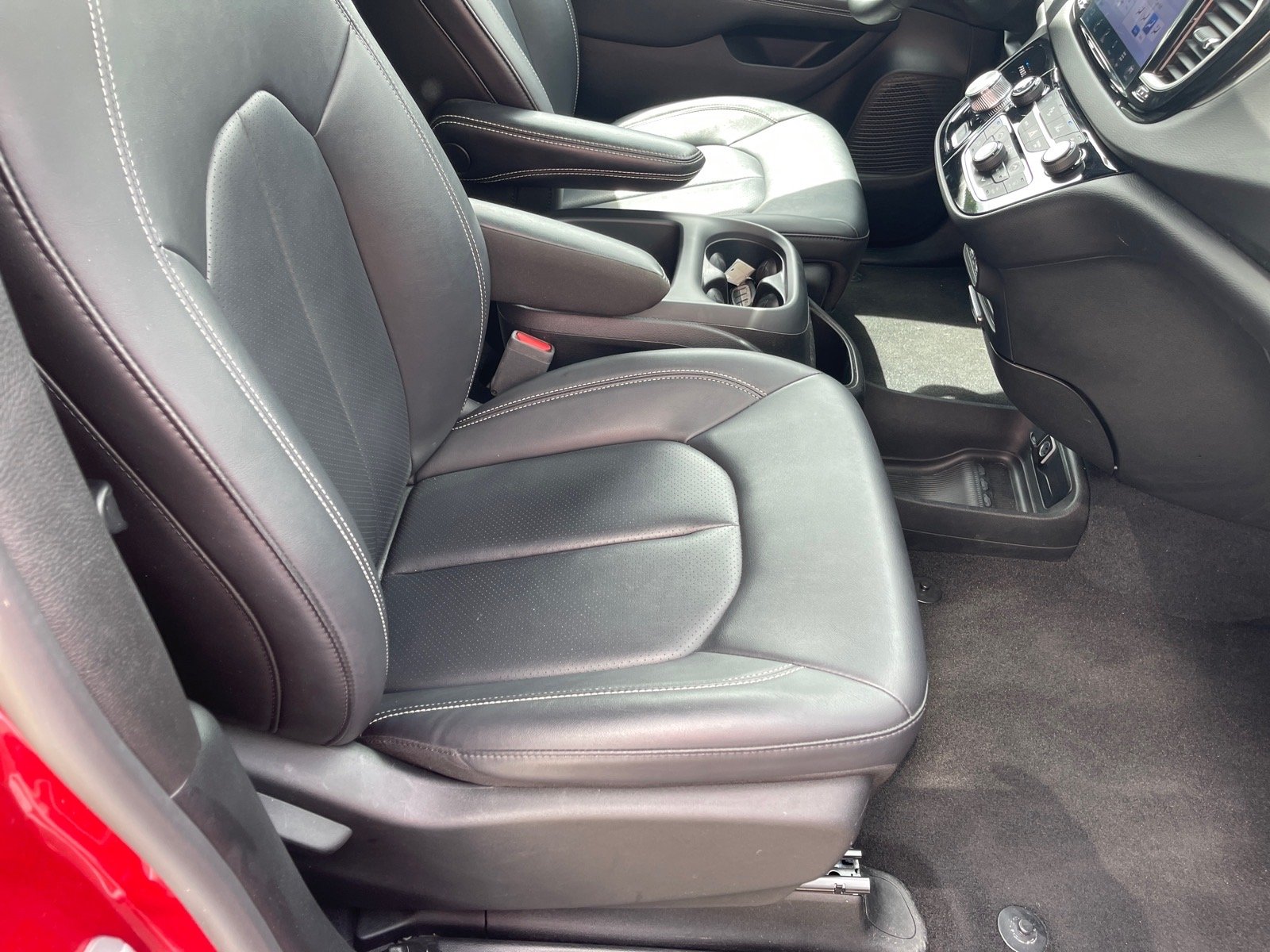Used 2025 Red Hot Pearl Coat Chrysler Select image 18