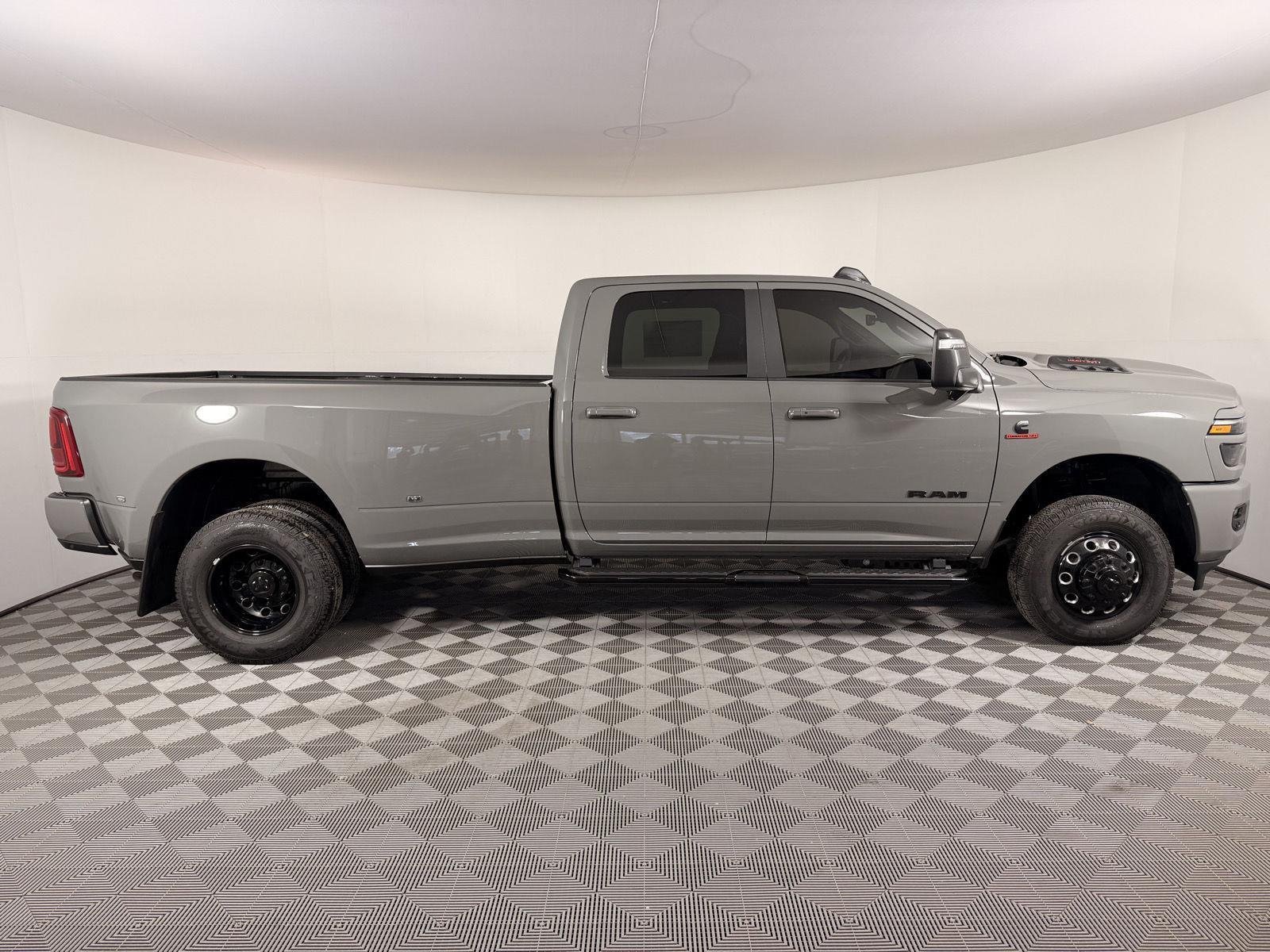 2026 RAM 3500 Laramie - Photo 9