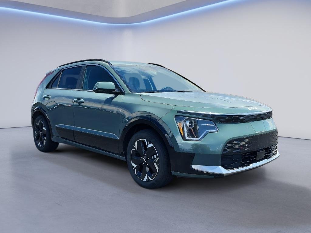 Used 2023 Cityscape Green Kia Wind image 3