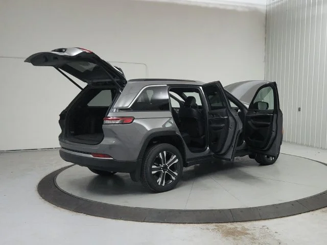 New 2027 Sting-Gray Clearcoat Jeep Limited image 16