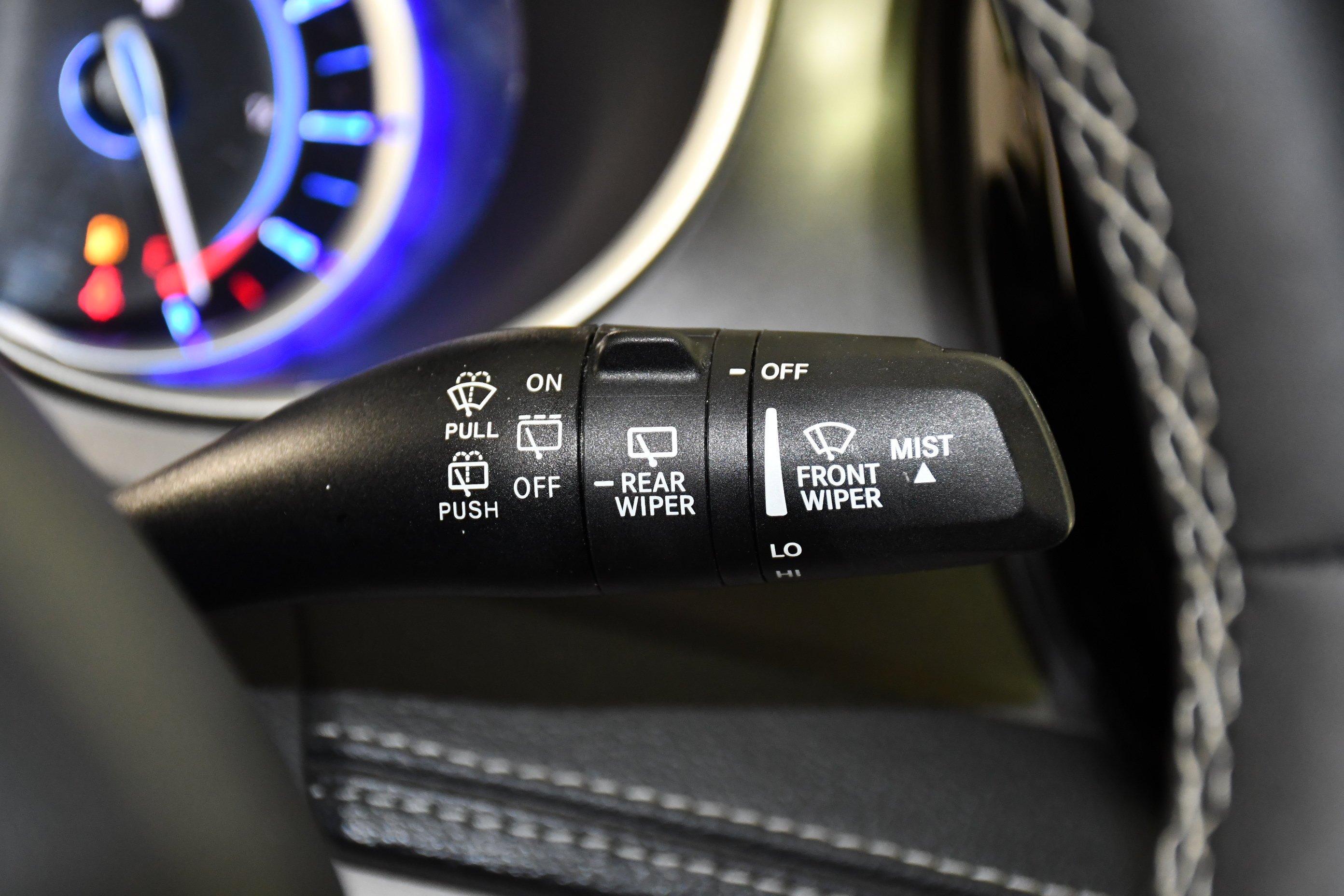 Used 2024 Diamond Black Crystal Pearlcoat Chrysler Hybrid Select image 23