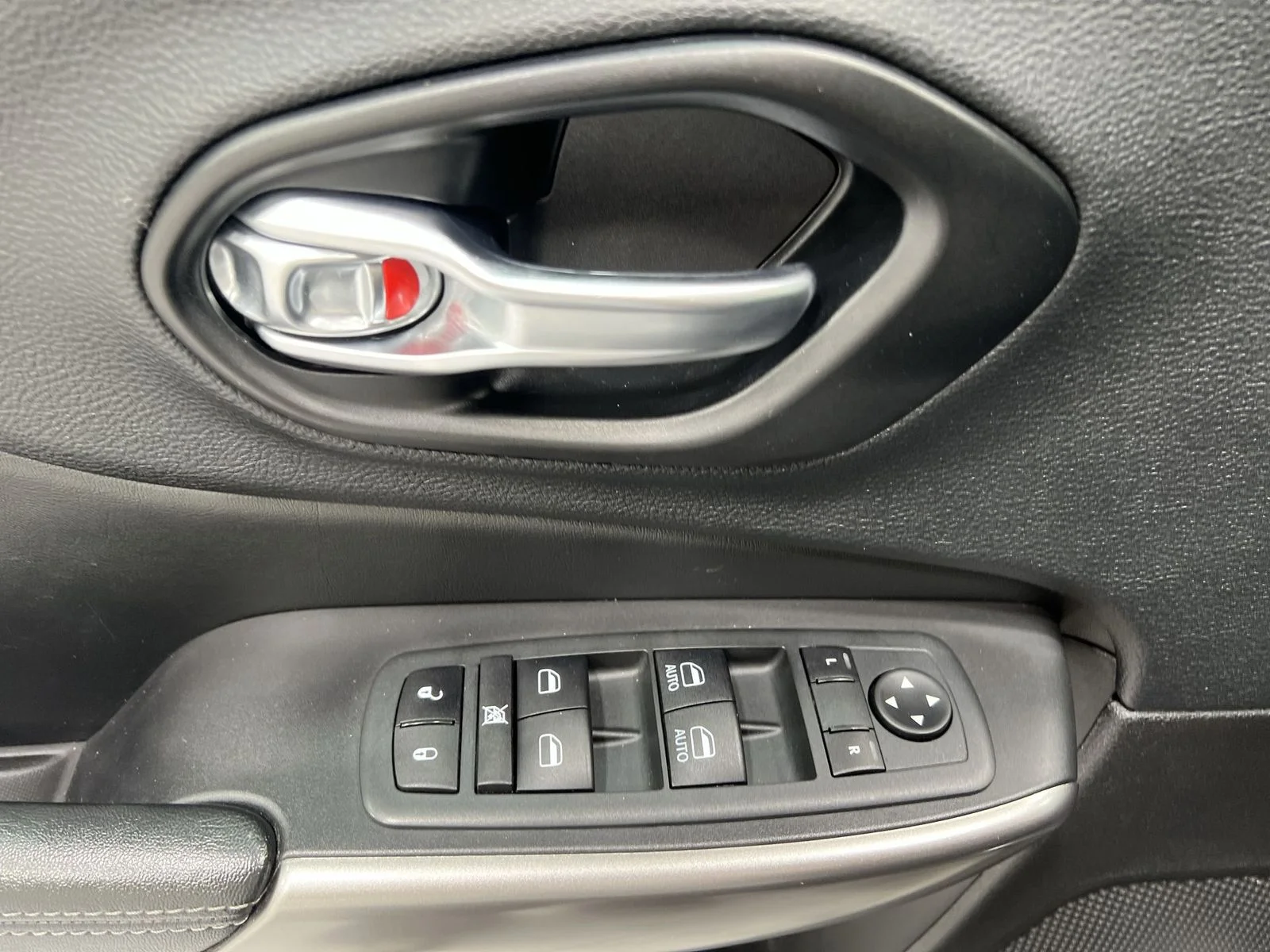 Used 2020 Gray Jeep Latitude Plus image 13