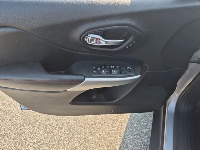 Used 2018 Silver Jeep Trailhawk image 12