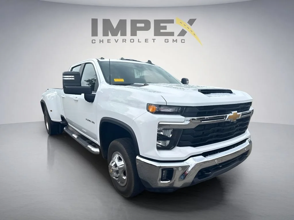Used 2026 Summit White Chevrolet LT DRW image 5