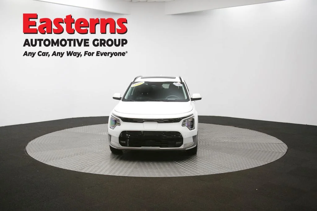 Used 2023 White Kia Wave image 55
