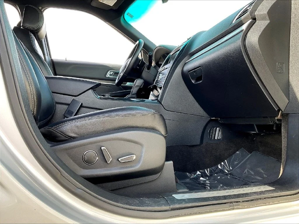Used 2016 Silver Ford Limited image 31