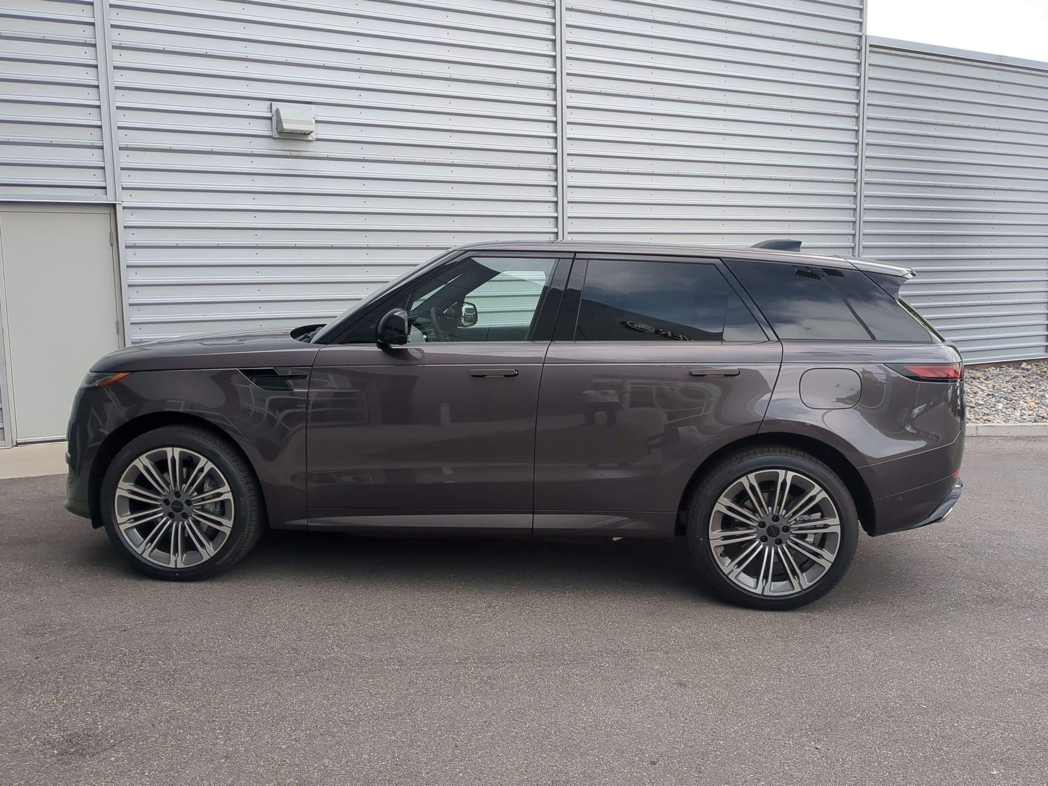 New 2026 Charente Grey Land Rover P460e Dynamic SE image 9