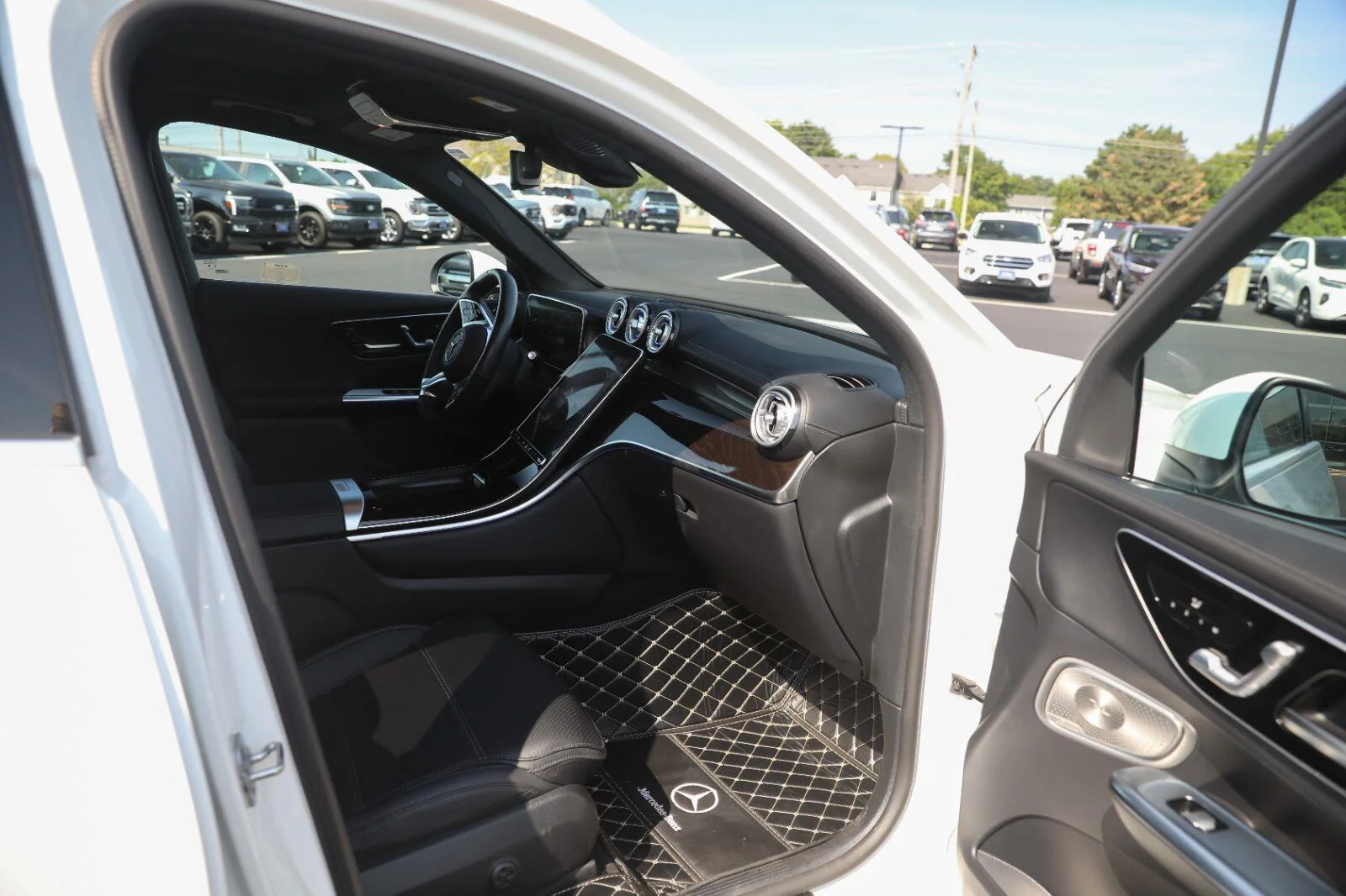Used 2023 Polar White Mercedes-Benz GLC 300 image 33