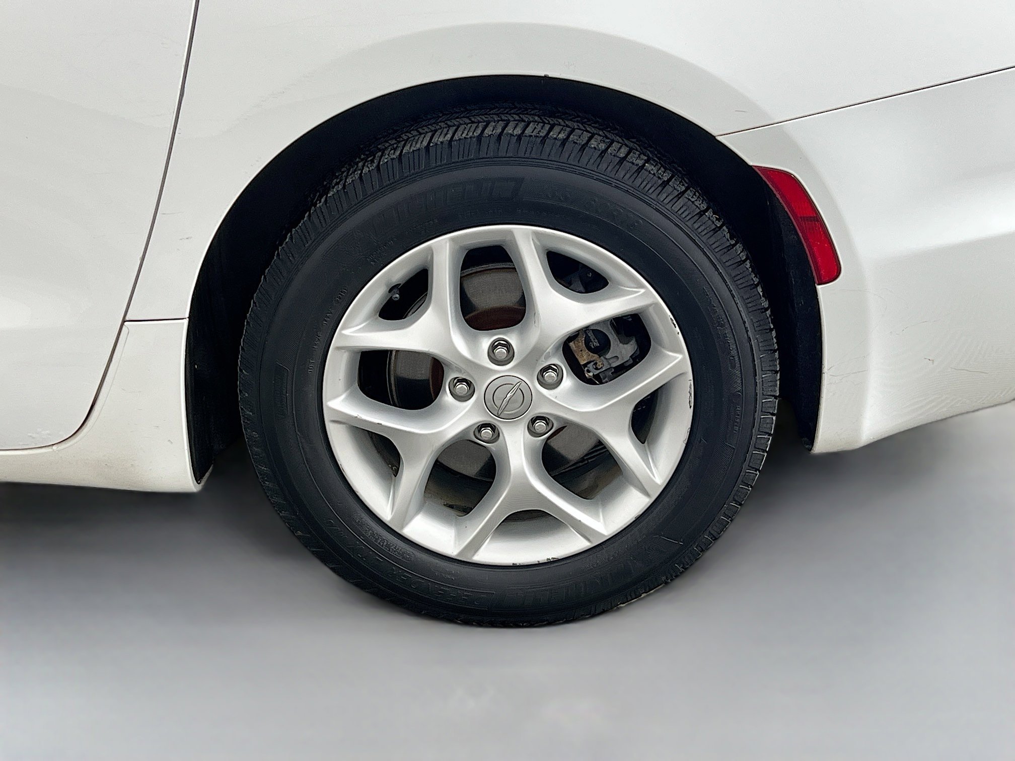 Used 2018 Bright White Clearcoat Chrysler TOURING PLUS image 35