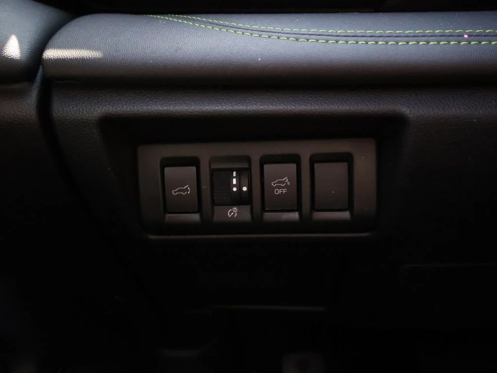 Used 2025 White Subaru Onyx Edition image 31