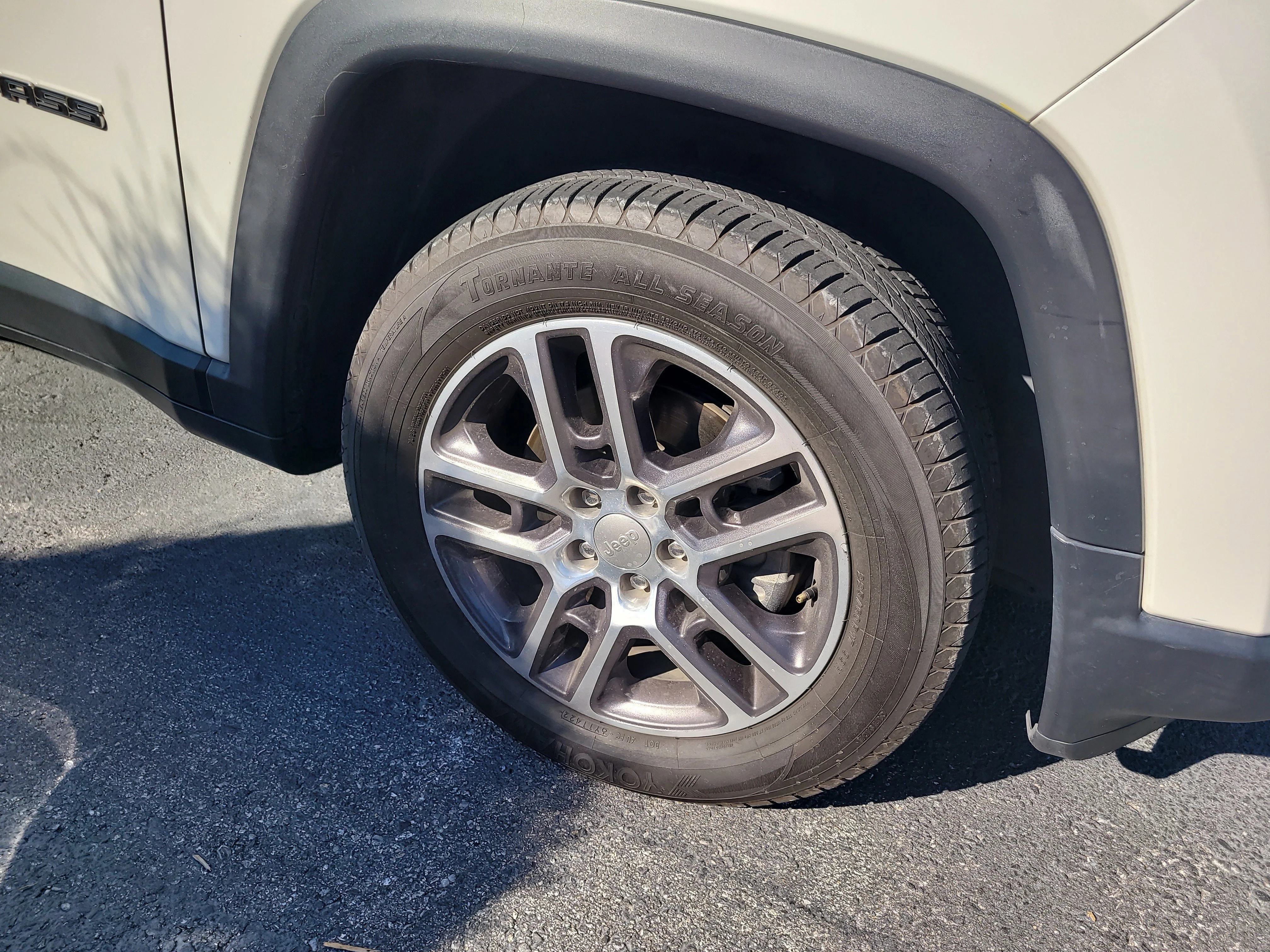 Used 2018 White Clearcoat Jeep Latitude image 9