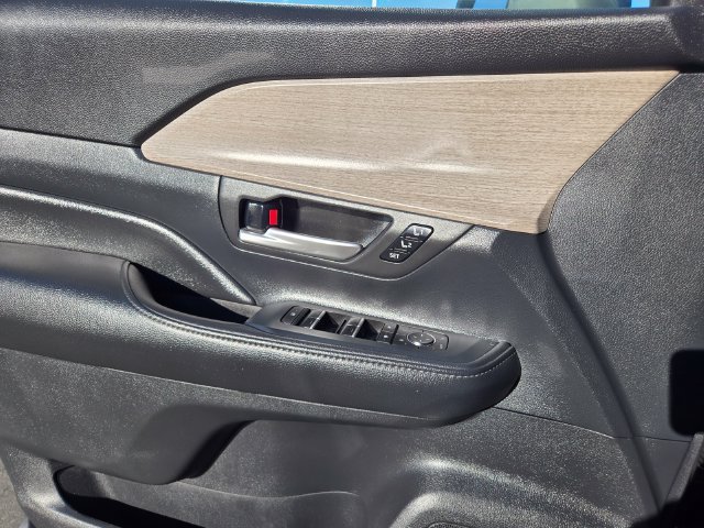 Used 2025  Toyota Platinum image 19