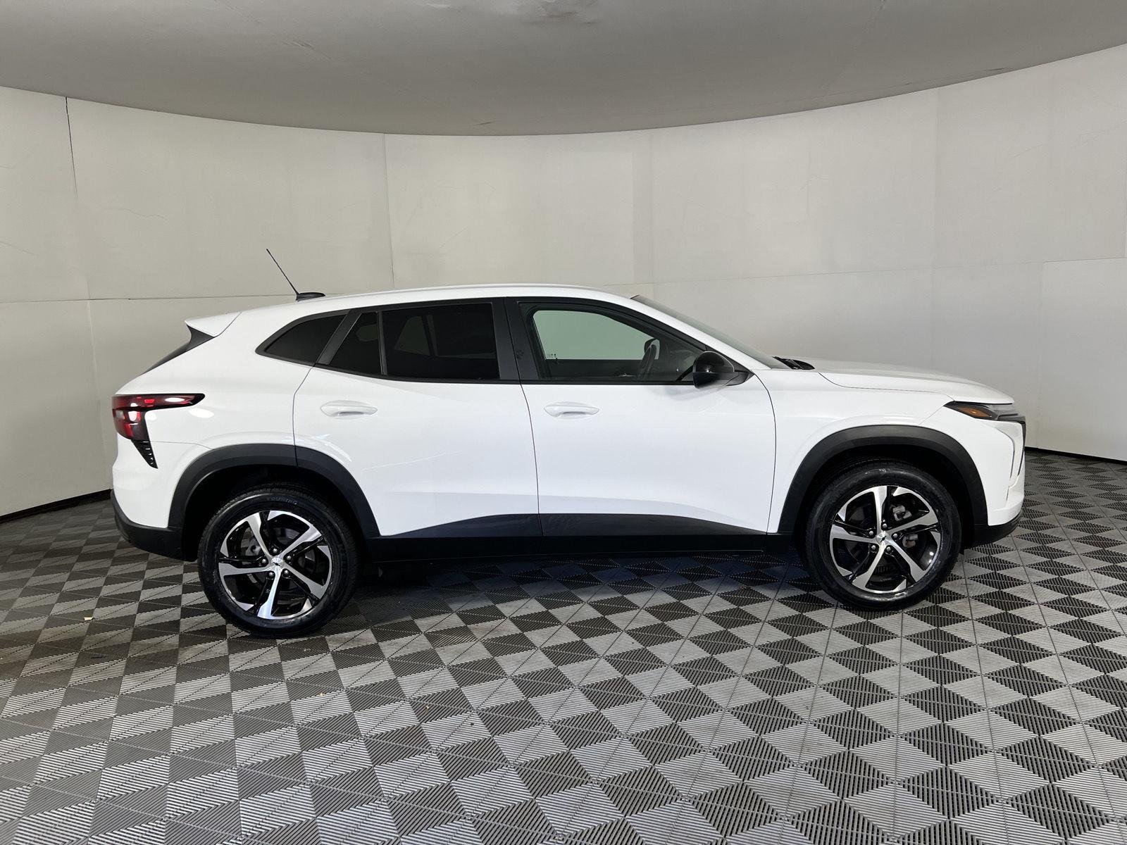 Used 2024 Summit White Chevrolet 1RS image 20