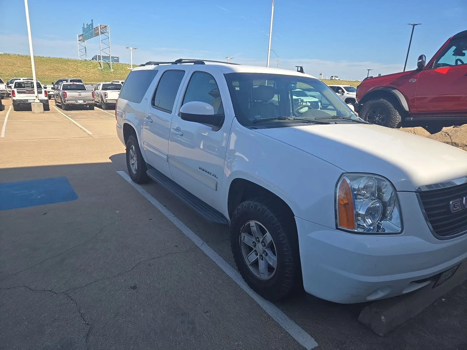 2012 GMC Yukon 4WD 1/2 Ton SLT (4SA)'s photo