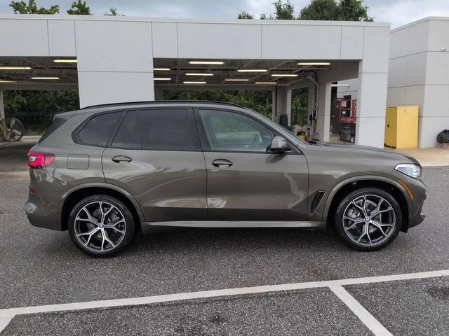 Used 2022 Green BMW xDrive40i image 3