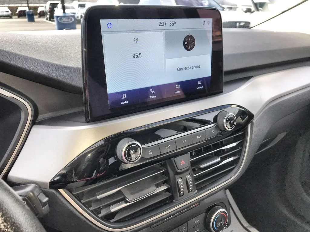 Used 2022 White Ford SE image 18