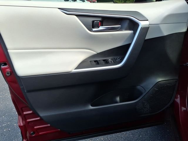 Used 2020 Pearl Toyota XLE image 10