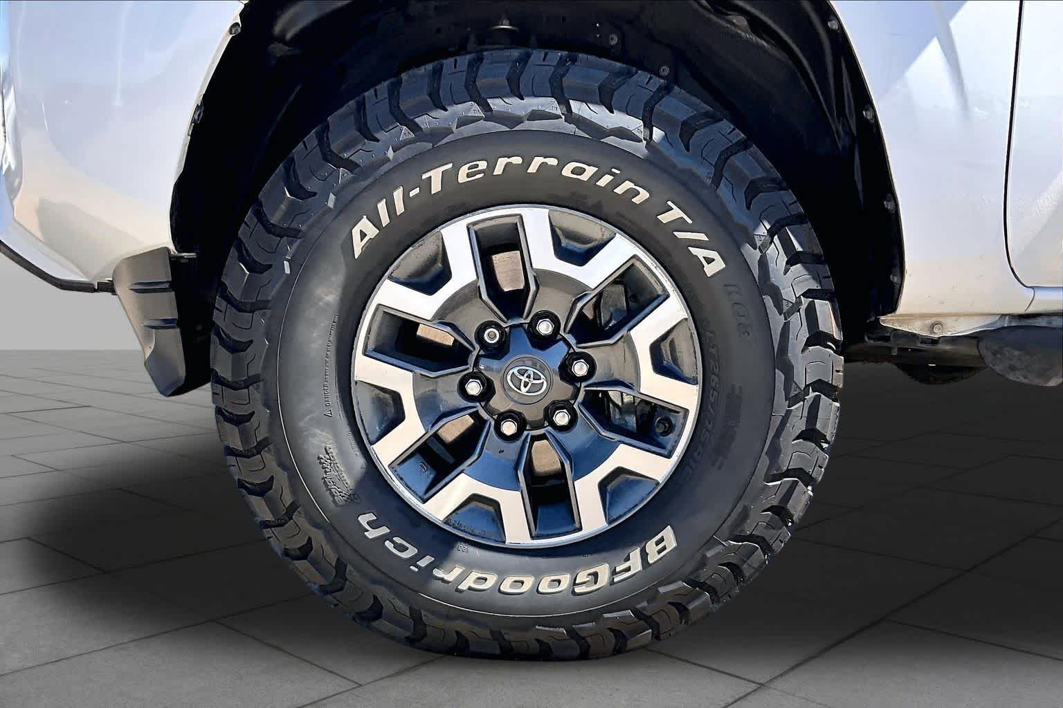 Used 2020 Super White Toyota SR5 image 11