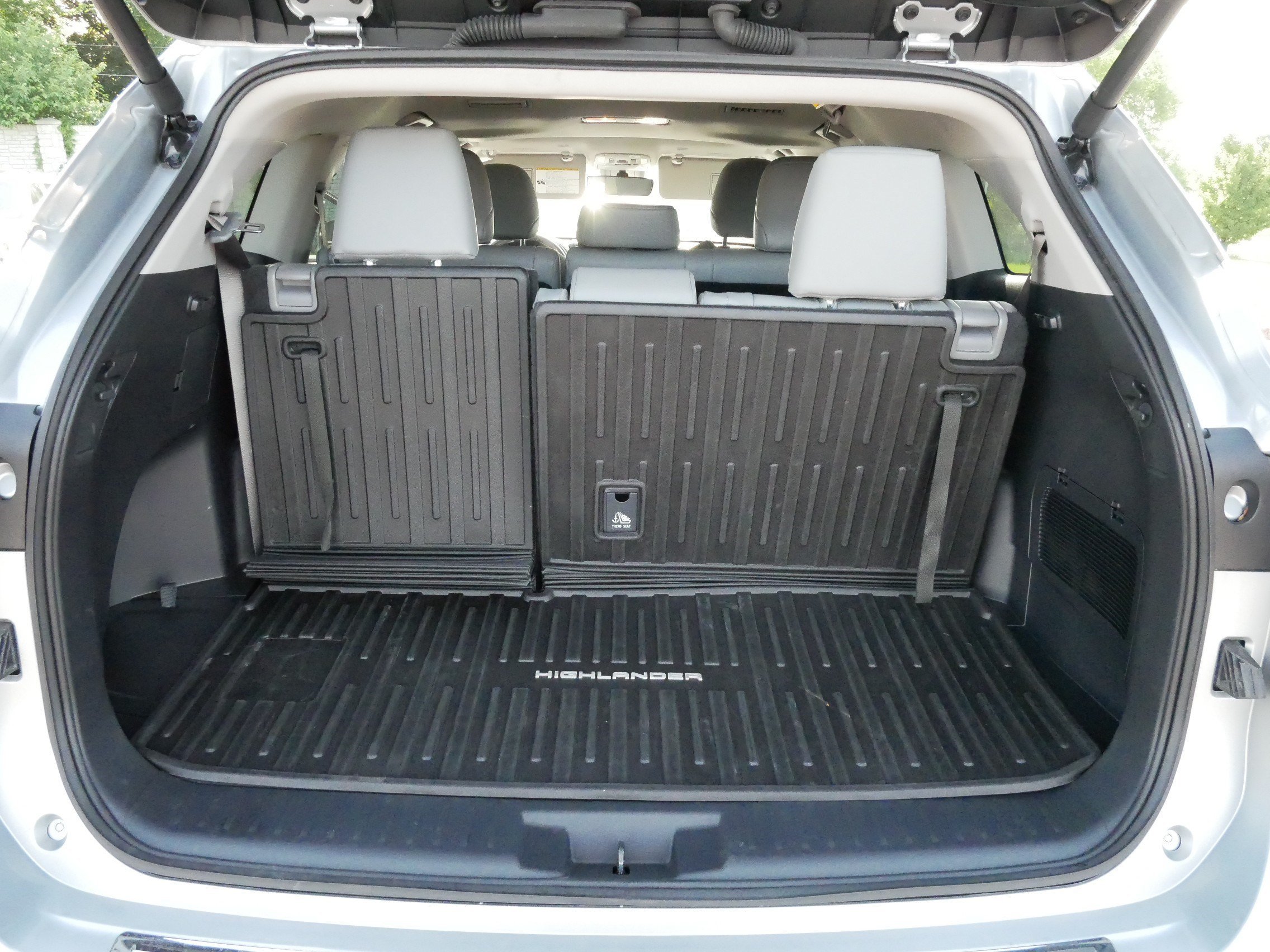 Certified Used 2025 CELESTIAL SILVER Toyota XLE image 18