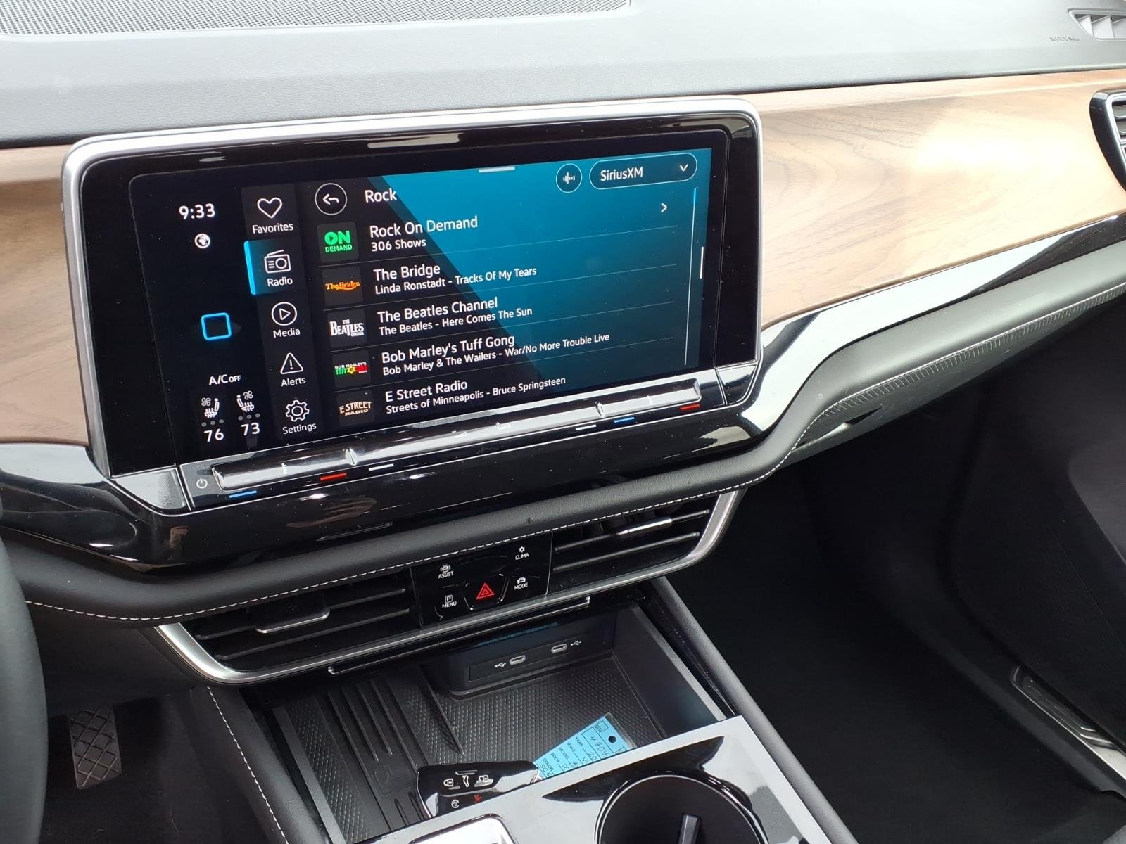 2025 Volkswagen Atlas SE w/Tech - Photo 8