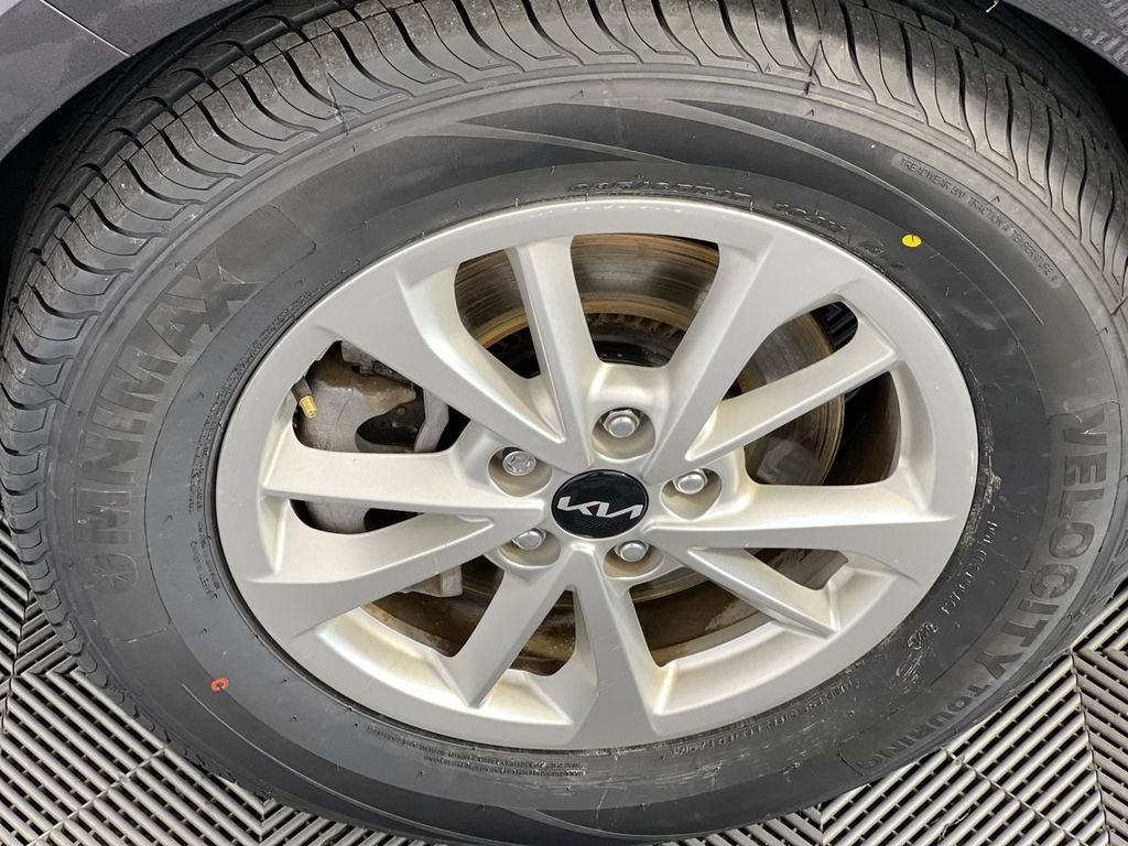 Certified Used 2024  Kia LX image 10