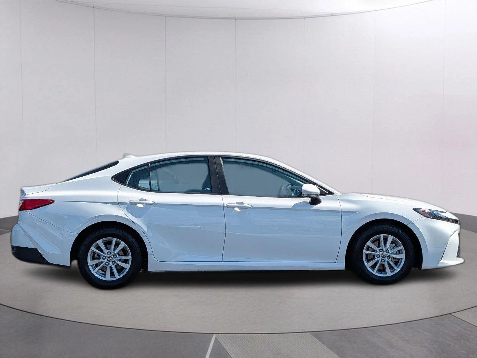 Used 2025 Ice Cap Toyota LE image 6