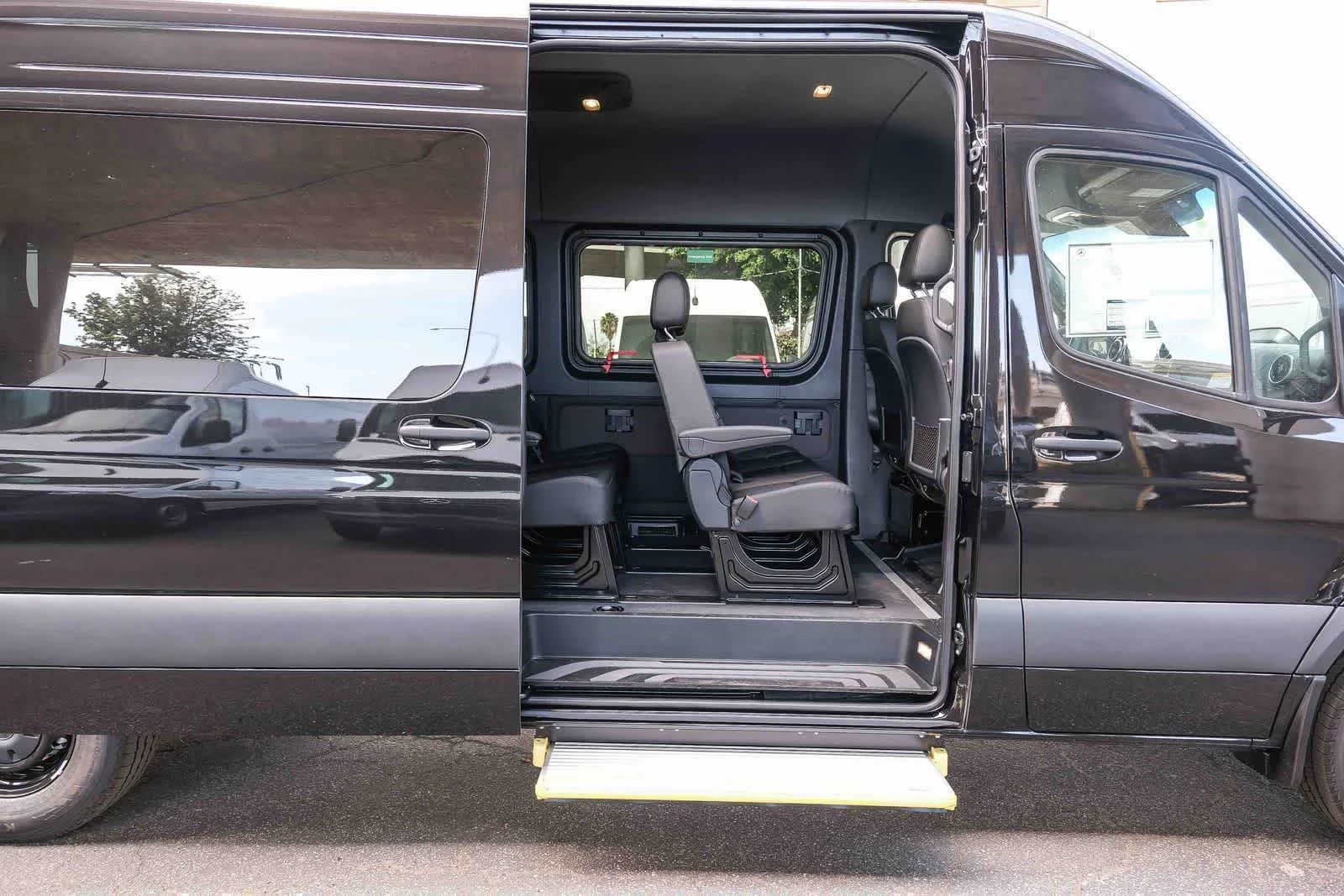 New 2026 Obsidian Black Metallic Mercedes-Benz Passenger 170WB High Roof RWD 2.0L I4 Diesel Turbo image 24