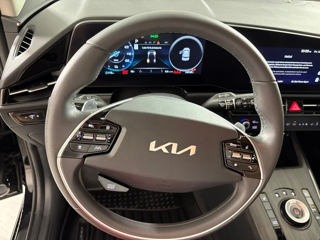 Used 2025 Black Kia Wind image 35