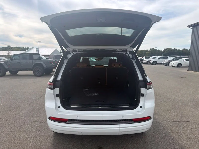 New 2026 Bright White Clear-Coat Exterior Paint Jeep Summit image 9