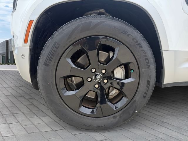Used 2023 White Land Rover SE image 9