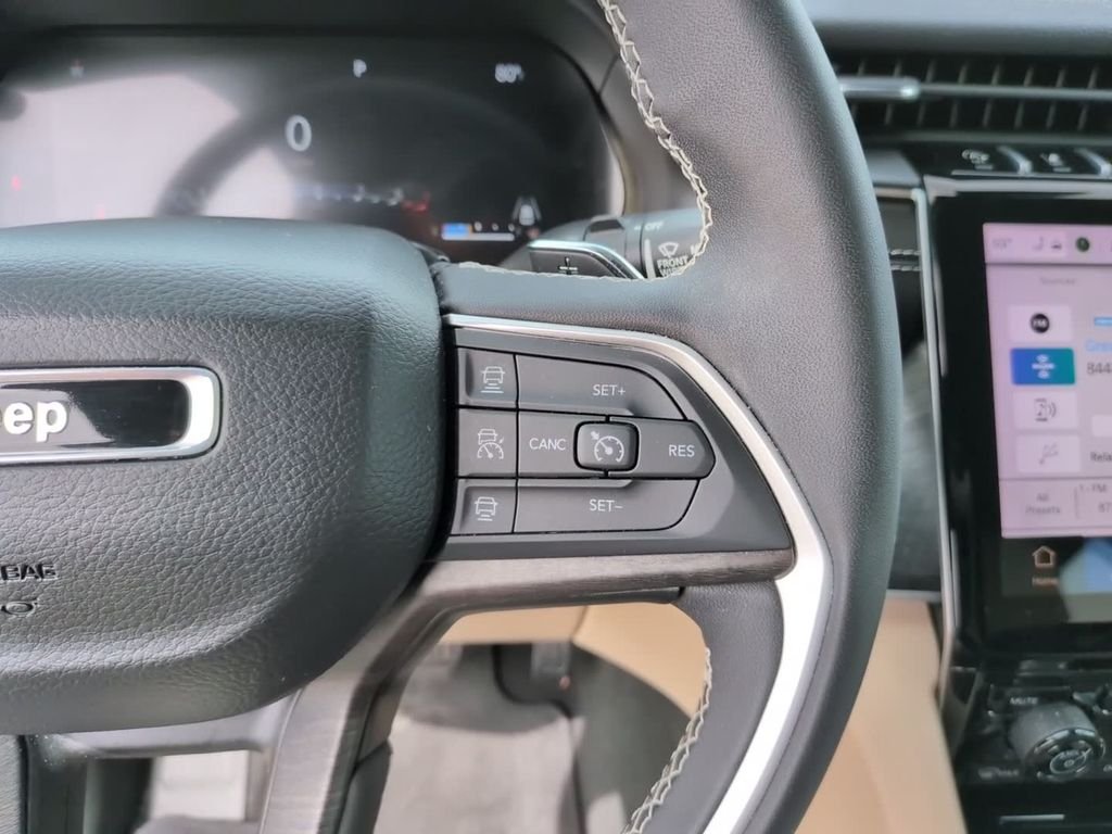 Used 2024  Jeep Limited image 20
