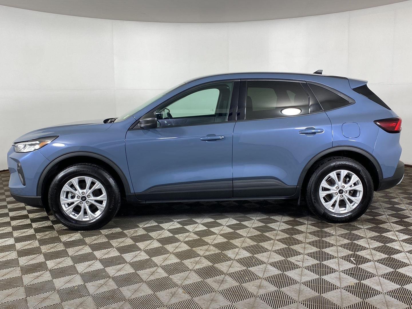 Used 2025 Vapor Blue Ford Active image 24