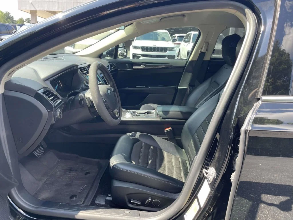 Used 2018 Black Ford SE image 19