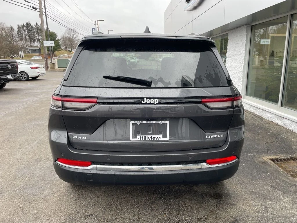 New 2026 Baltic Gray Metallic Clear-Coat Exterior Paint Jeep Laredo X image 4