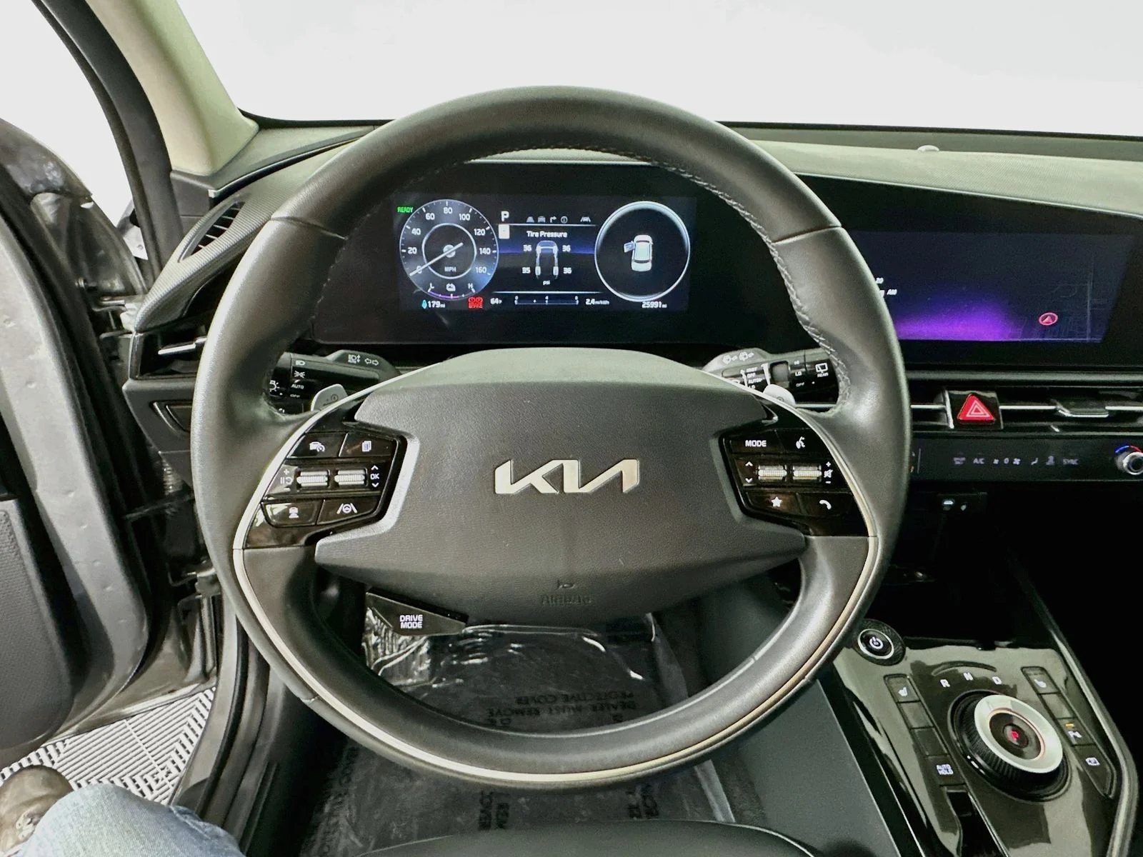 Used 2024 Steel Gray Kia Wind image 11