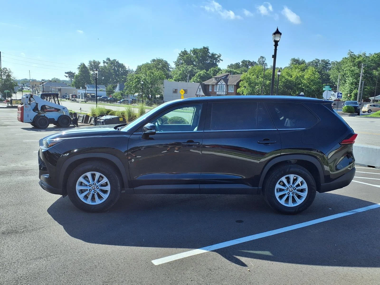 Used 2025 Midnight Black Metallic Toyota XLE image 29