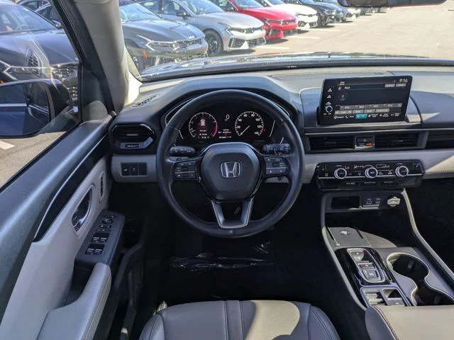 Used 2023  Honda Touring image 17