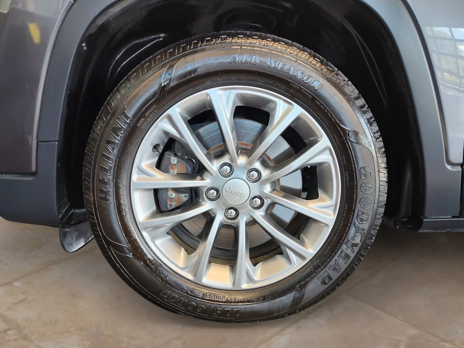 Used 2020 Granite Crystal Metallic Clearcoat Jeep Latitude Plus image 26